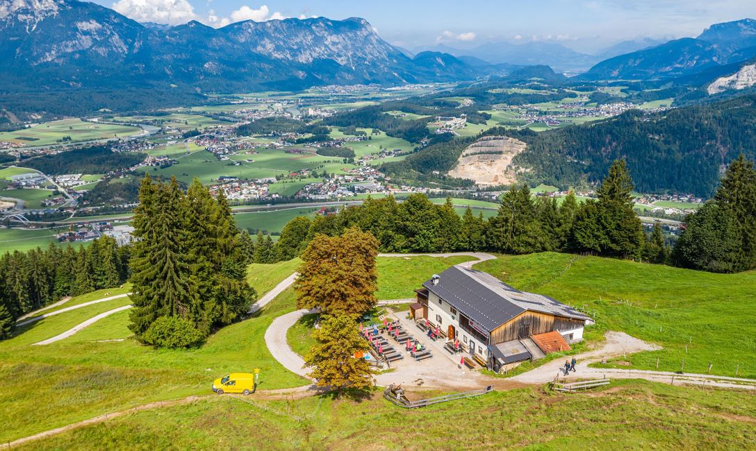 Luftbild der Möslalm über Wörgl mit Blick ins Inntal